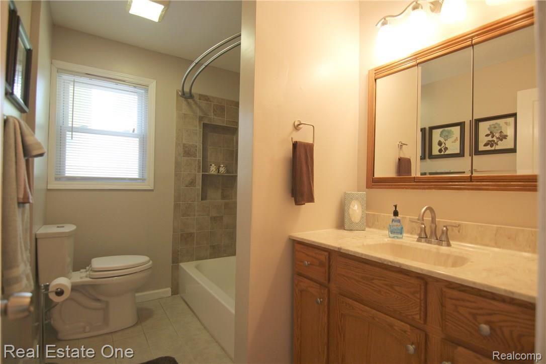 1509 Merry Road Waterford, MI 48328 - Photo 16 of 23 Full Bathroom