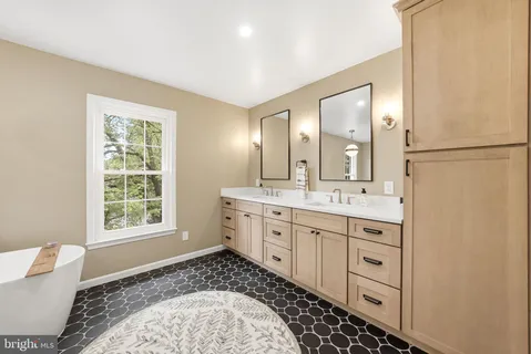 $1,075,000 | 8900 Kenilworth Drive, Burke, VA 22015