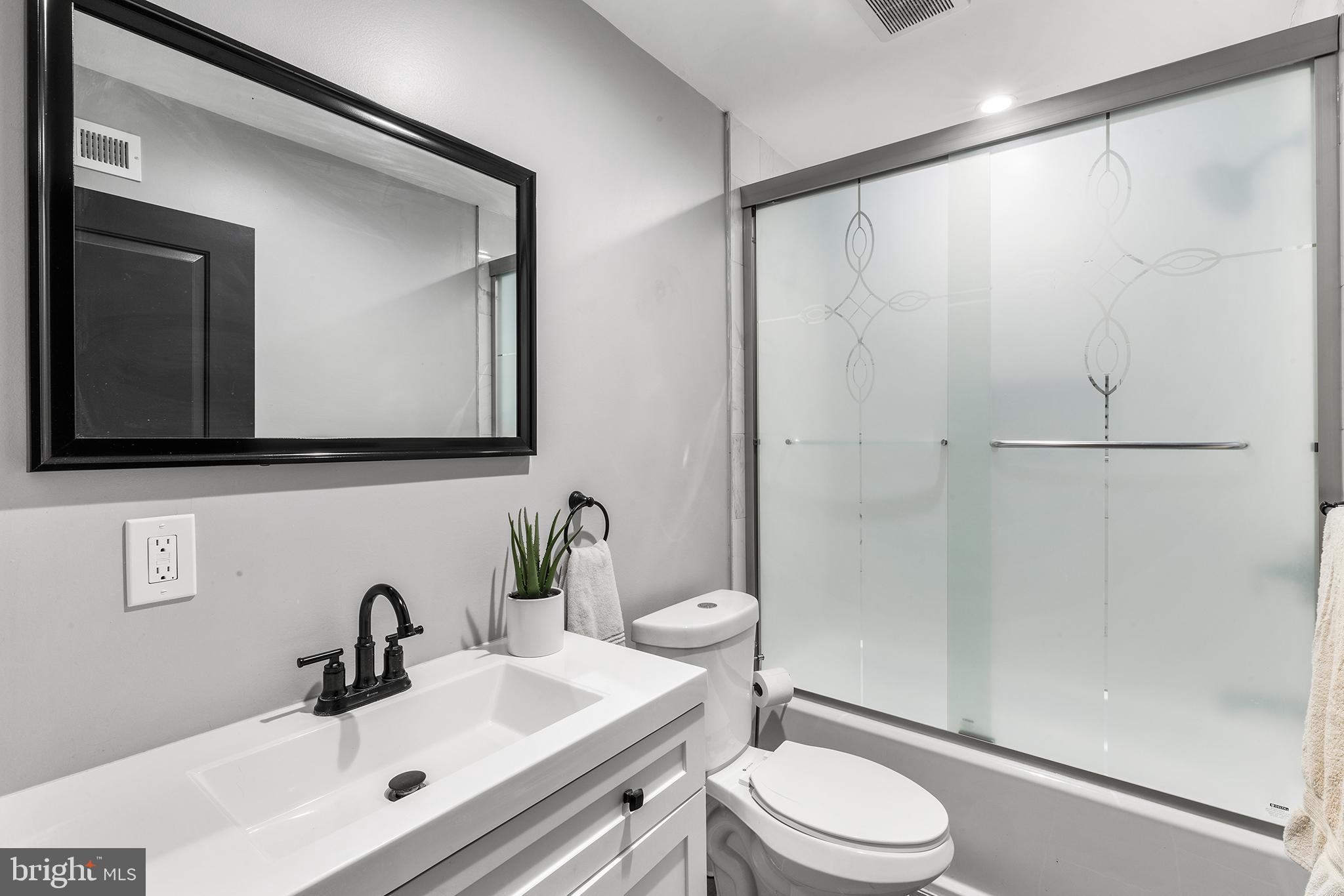 322 North 42nd Street Philadelphia, PA 19104 - Photo 20 of 25 2nd floor full bath