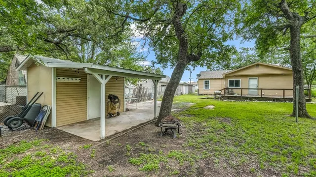 a view of a house with backyard
