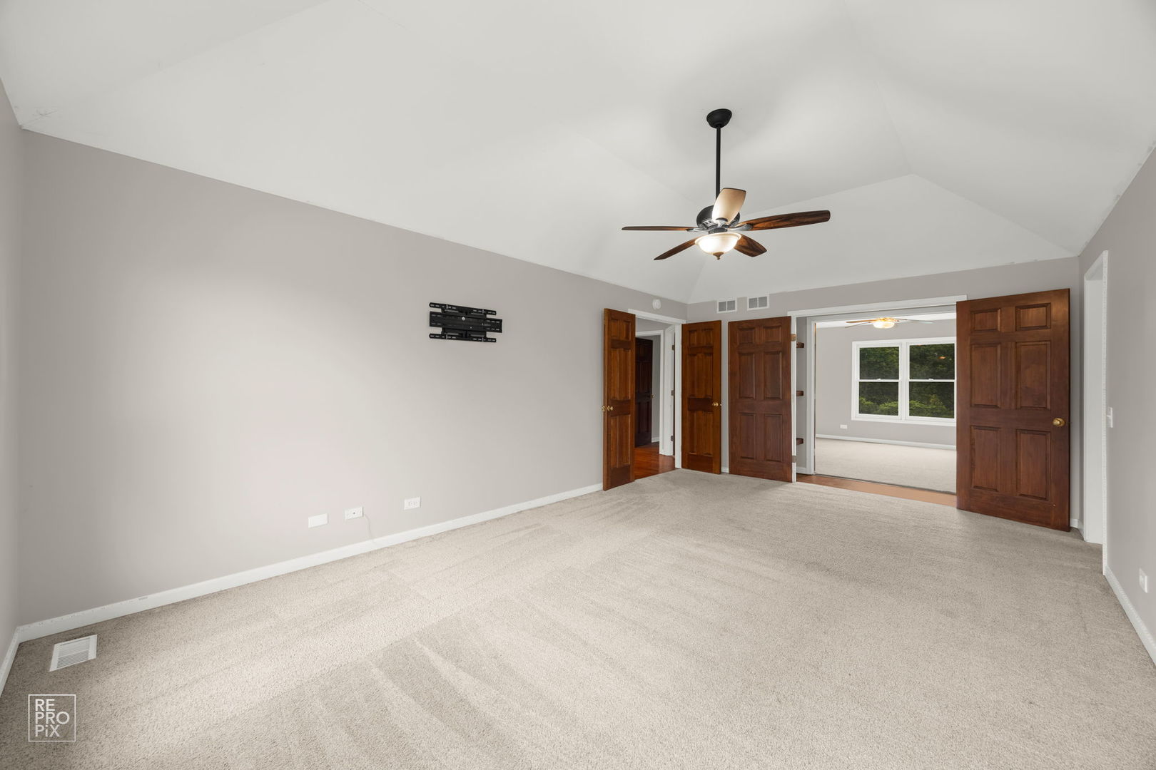 602 Bailey Drive Batavia, IL 60510 - Photo 15 of 26 a view of a livingroom with a ceiling fan