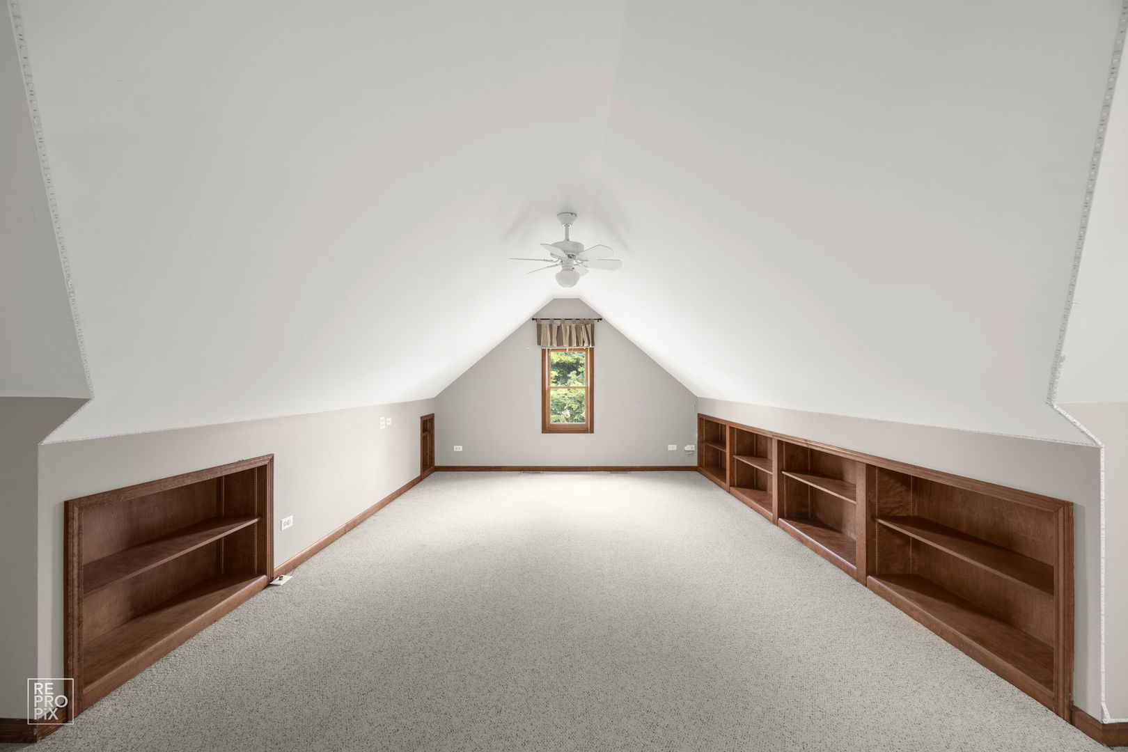 602 Bailey Drive Batavia, IL 60510 - Photo 21 of 26 an empty room with windows