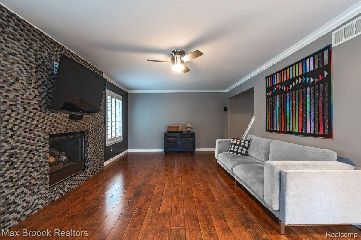 1898 Allenway Court Rochester, MI 48309 - Photo 8 of 33 Living Room