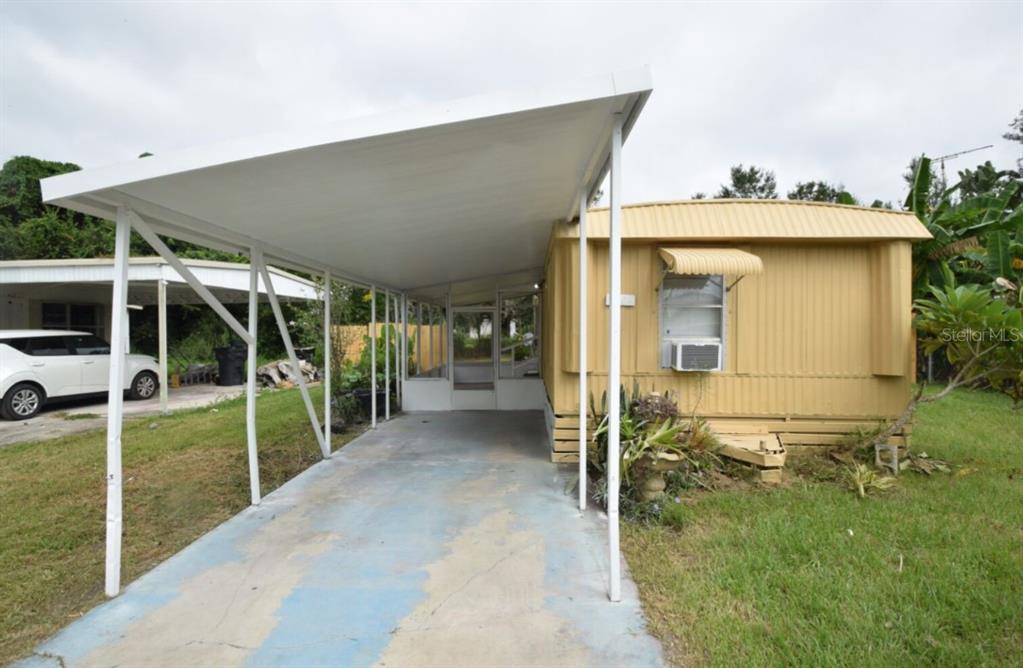 a view of a house with backyard and porch