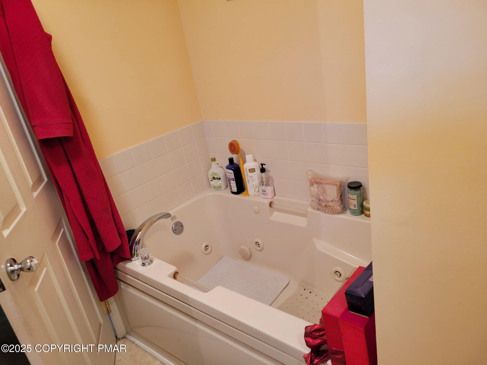 2137 Freedom Way Pocono Summit, PA 18346 - Photo 22 of 40 a bathroom with a bathtub