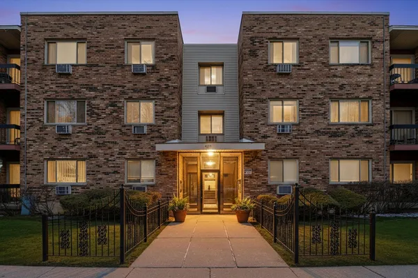 $209,999 | 420 Home Avenue, Unit 107N, Oak Park, IL 60302