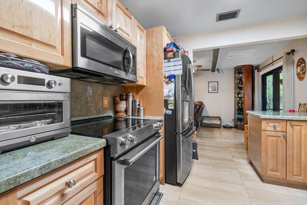 11402 178th Road North Jupiter, FL 33478 - Photo 12 of 49 012-11402178thRoadNorth-Jupiter-FL-33478