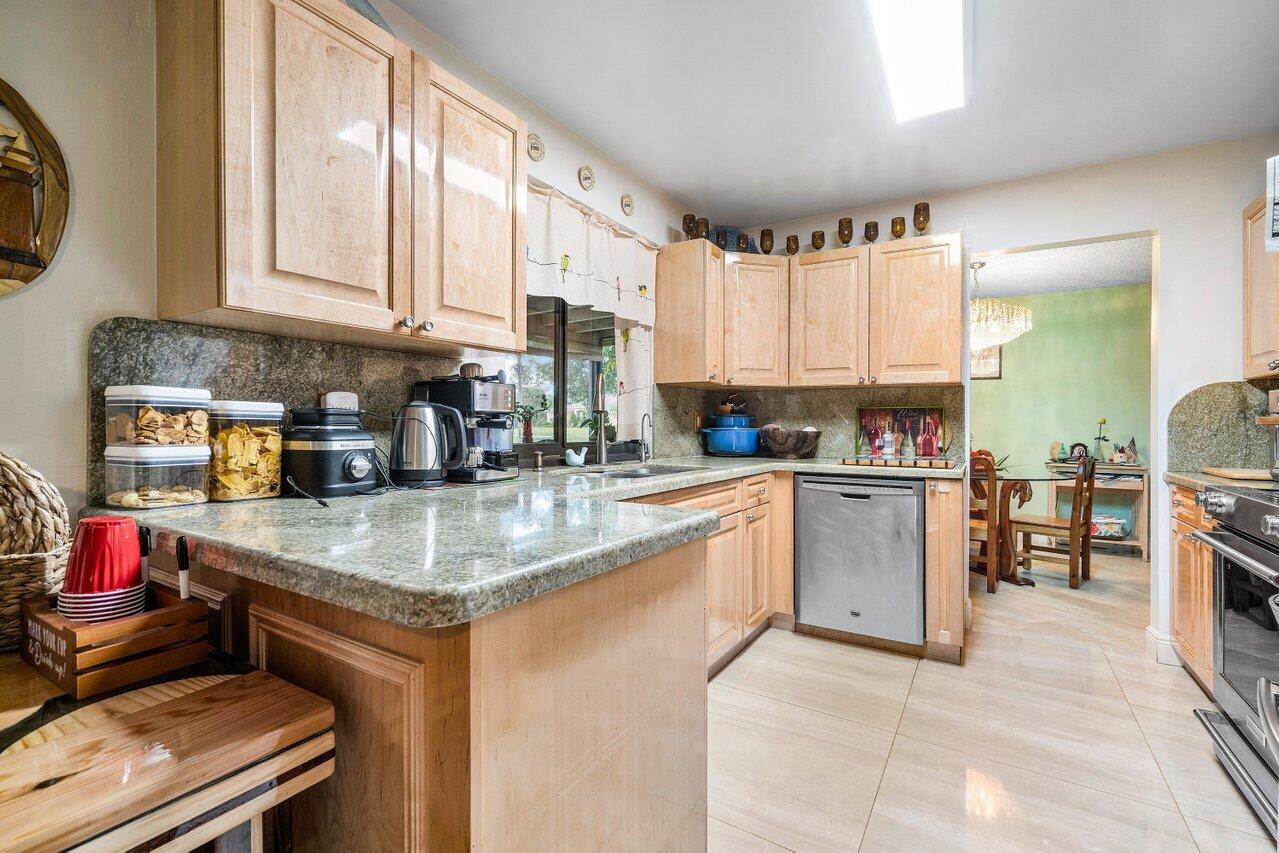 11402 178th Road North Jupiter, FL 33478 - Photo 10 of 49 010-11402178thRoadNorth-Jupiter-FL-33478