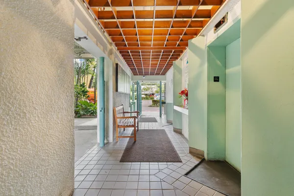 a view of entryway with furniture