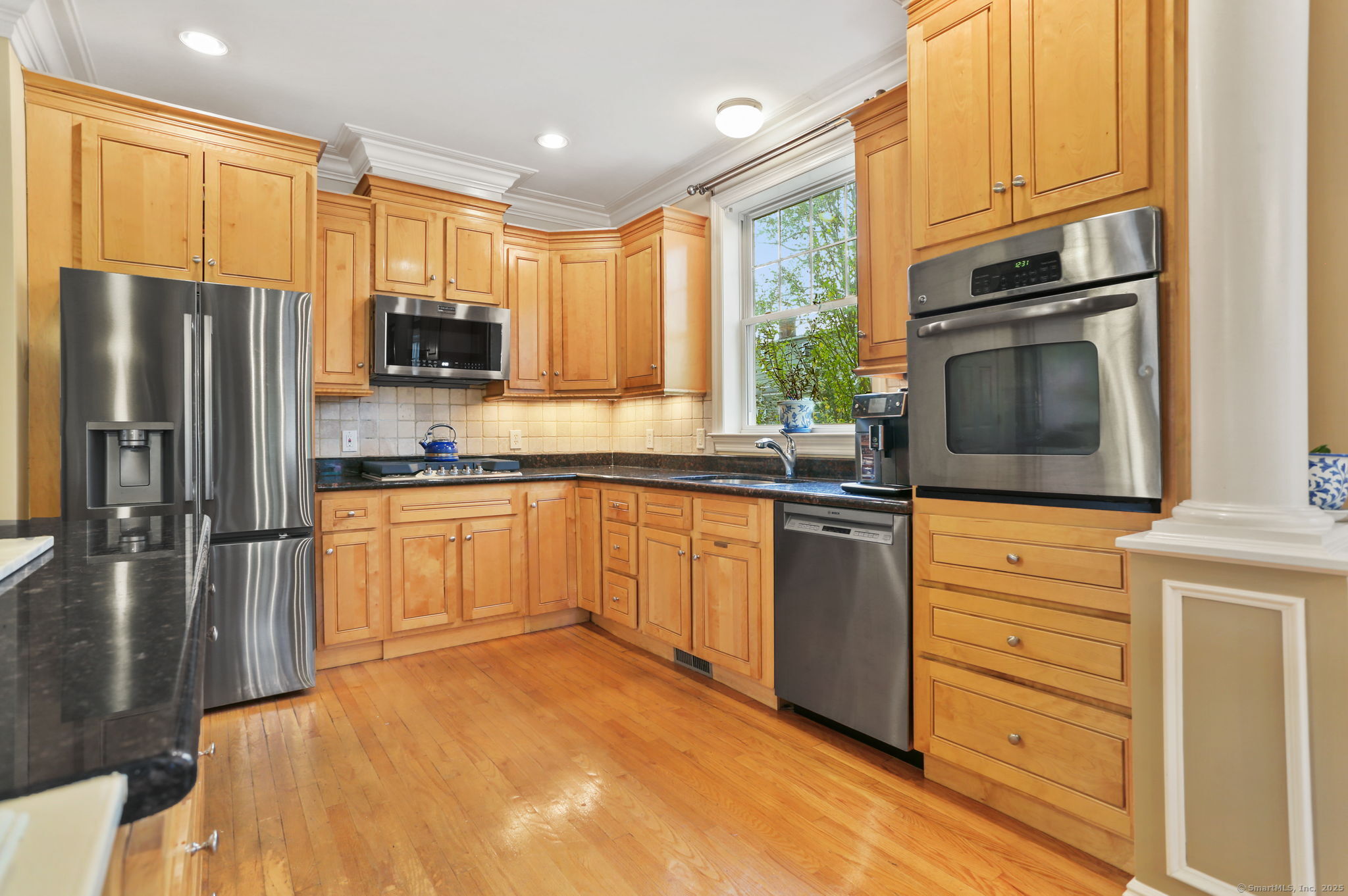 25 Country Road, Unit 25 Fairfield, CT 06824 - Photo 20 of 40 a kitchen with granite countertop a refrigerator stove top oven and sink