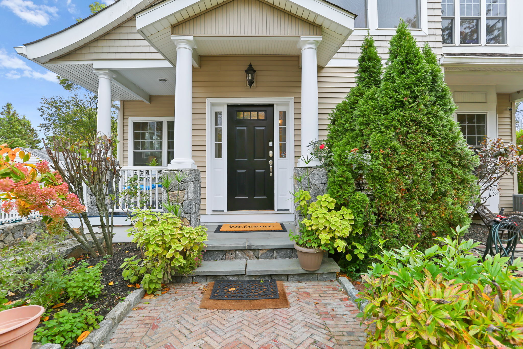 25 Country Road, Unit 25 Fairfield, CT 06824 - Photo 2 of 40 front view of a house