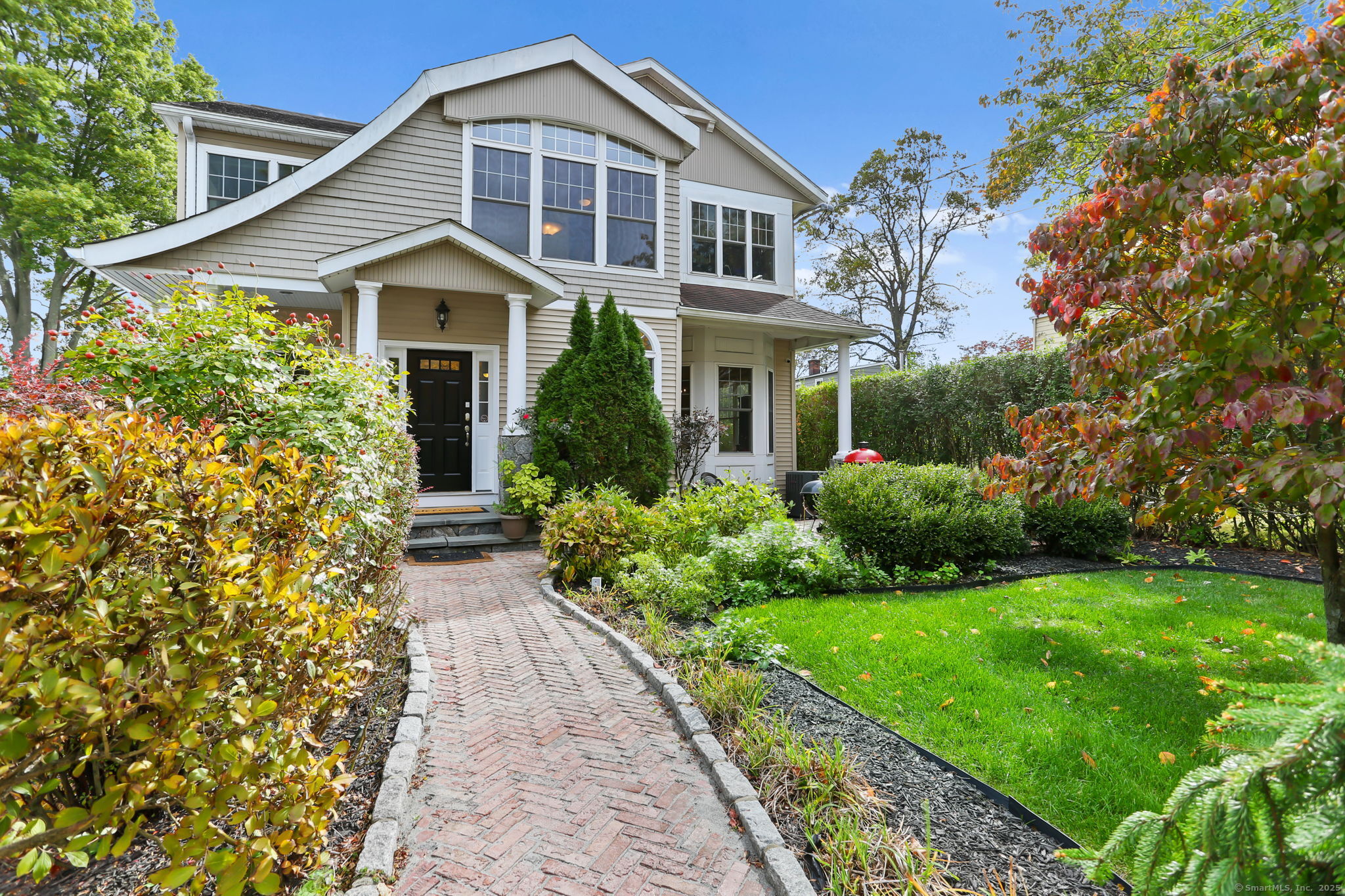 25 Country Road, Unit 25 Fairfield, CT 06824 - Photo 3 of 40 a front view of a house with a yard