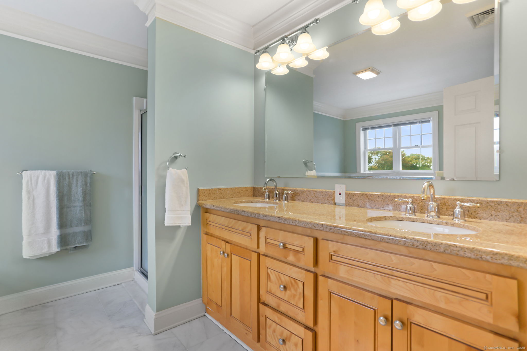 25 Country Road, Unit 25 Fairfield, CT 06824 - Photo 32 of 40 a bathroom with double sink and a mirror