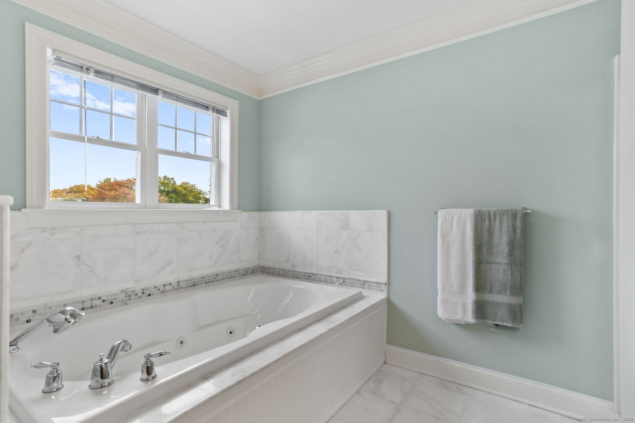 25 Country Road, Unit 25 Fairfield, CT 06824 - Photo 33 of 40 a bathroom with a bathtub and a window