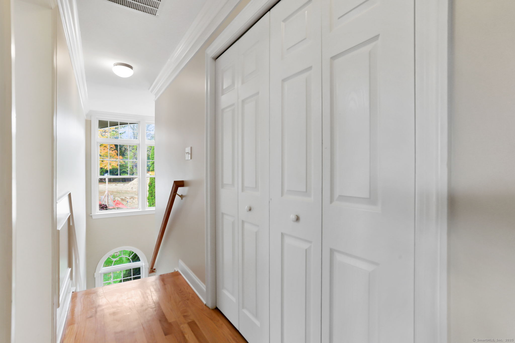 25 Country Road, Unit 25 Fairfield, CT 06824 - Photo 38 of 40 a view of a hallway with window