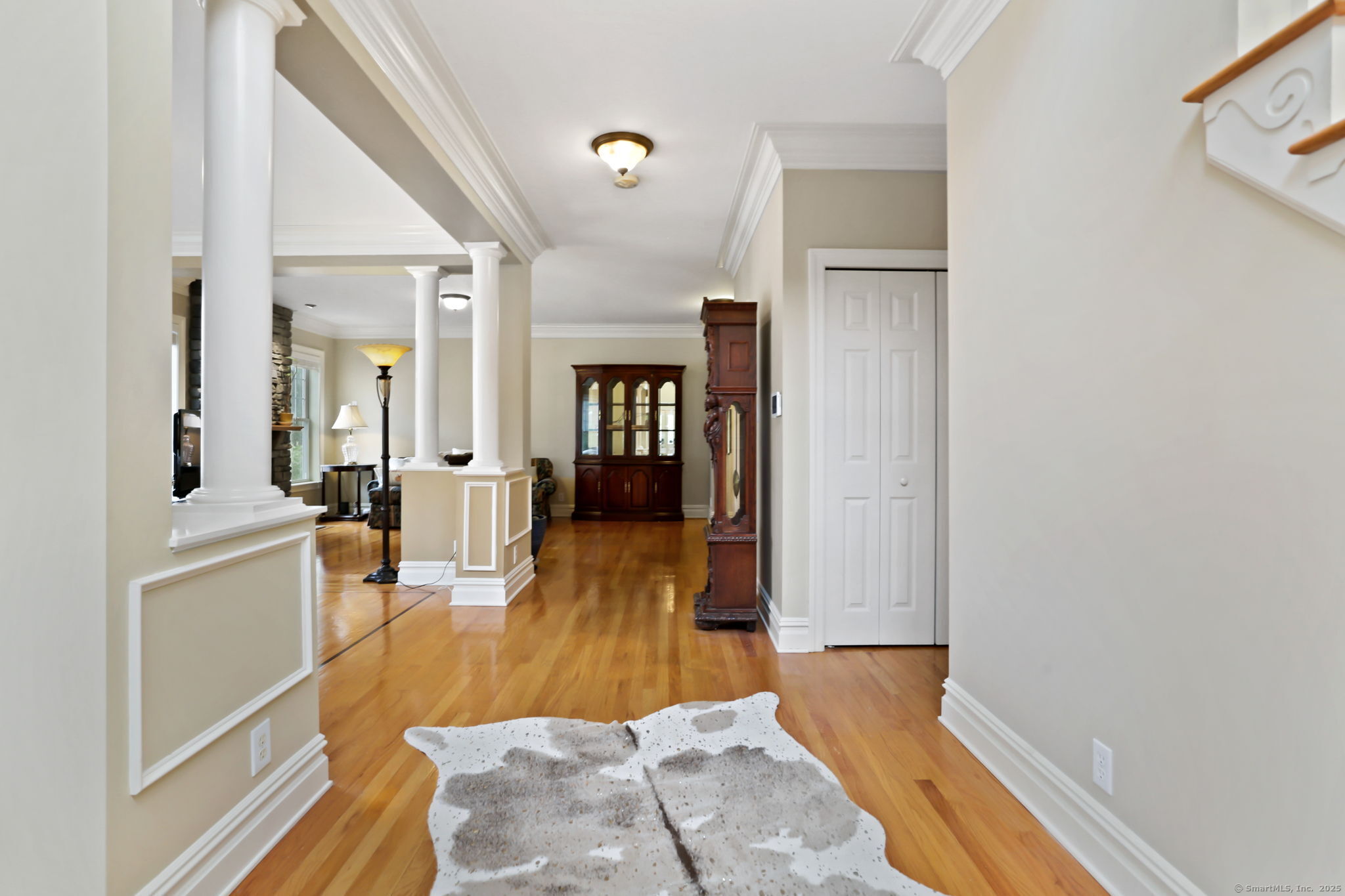25 Country Road, Unit 25 Fairfield, CT 06824 - Photo 10 of 40 a living room with furniture and a wooden floor