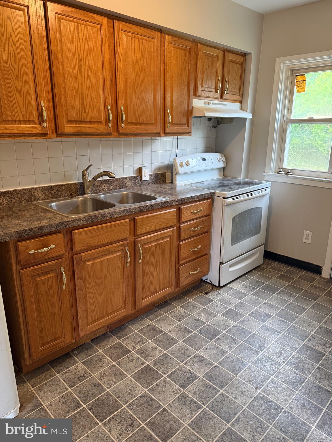 526 Random Road Baltimore, MD 21229 - Photo 10 of 13 Gallery Image 10