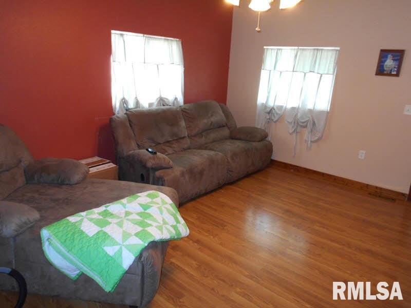 121 West 7th Street Flora, IL 62839 - Photo 3 of 12 Gallery Image 3