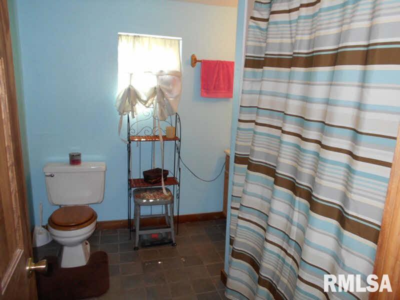 121 West 7th Street Flora, IL 62839 - Photo 5 of 12 Gallery Image 5