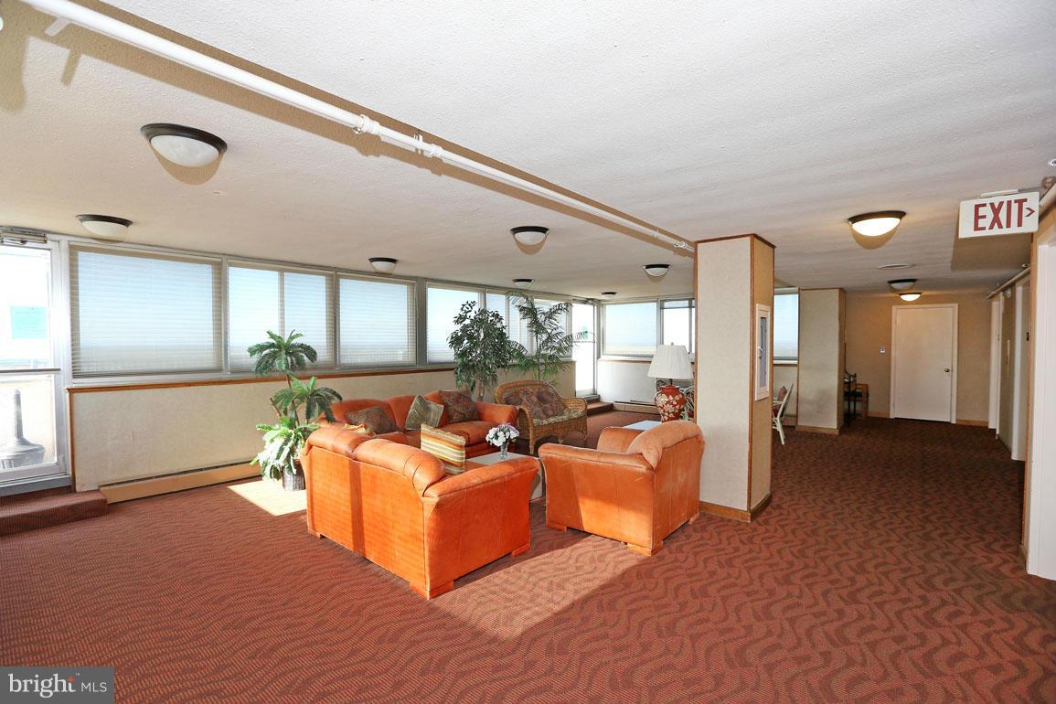 9701 Fields Road, Unit 603 Gaithersburg, MD 20878 - Photo 23 of 29 a living room with furniture and a large window