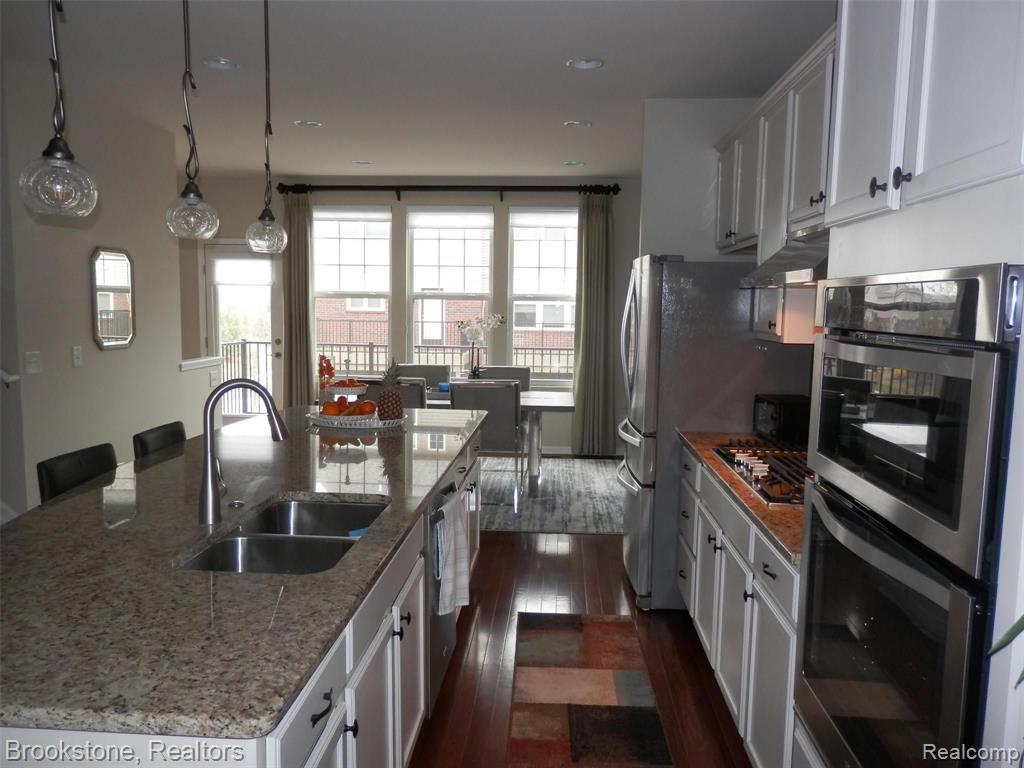 859 Barclay Circle Rochester Hills, MI 48307 - Photo 9 of 36