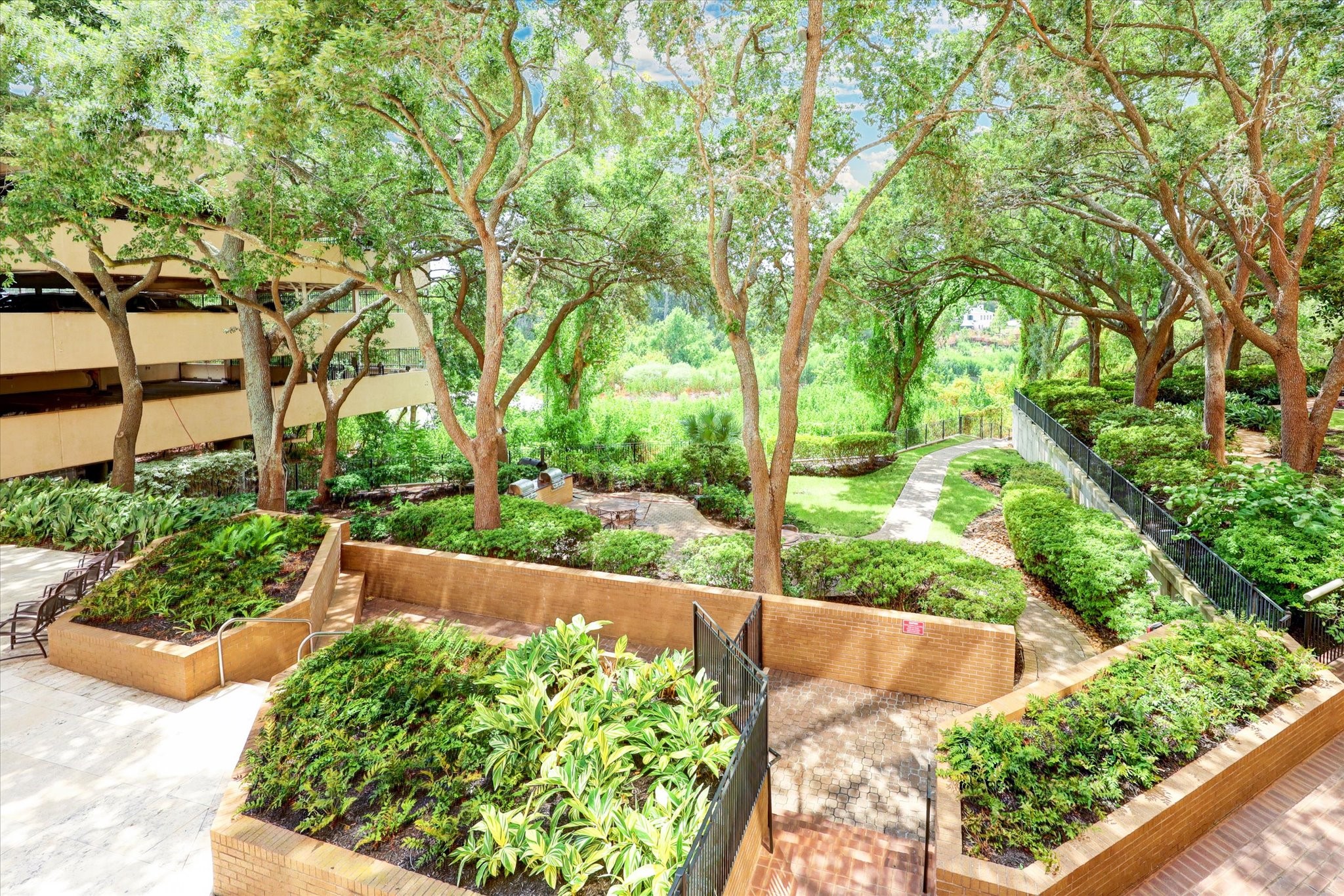 101 Westcott Street, Unit 1202 Houston, TX 77007 - Photo 32 of 40 Back gardens and grill area.
