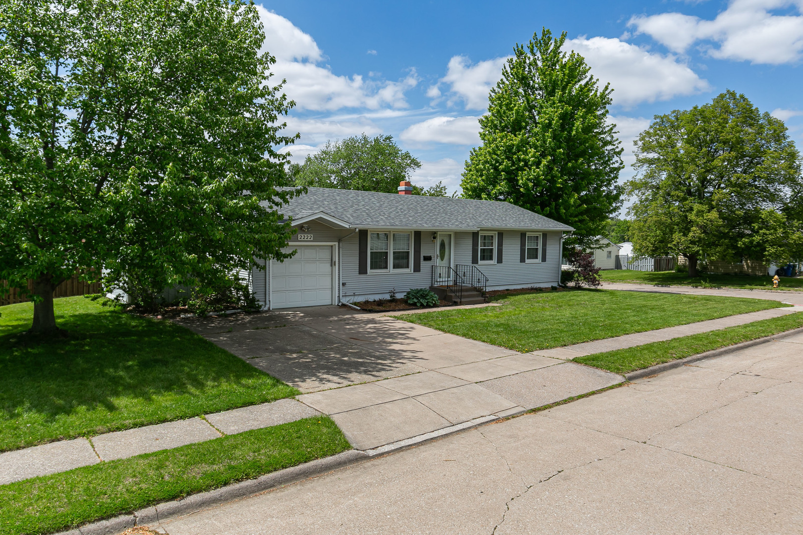 2222 Hillandale Road Davenport, IA 52804 - Photo 2 of 32