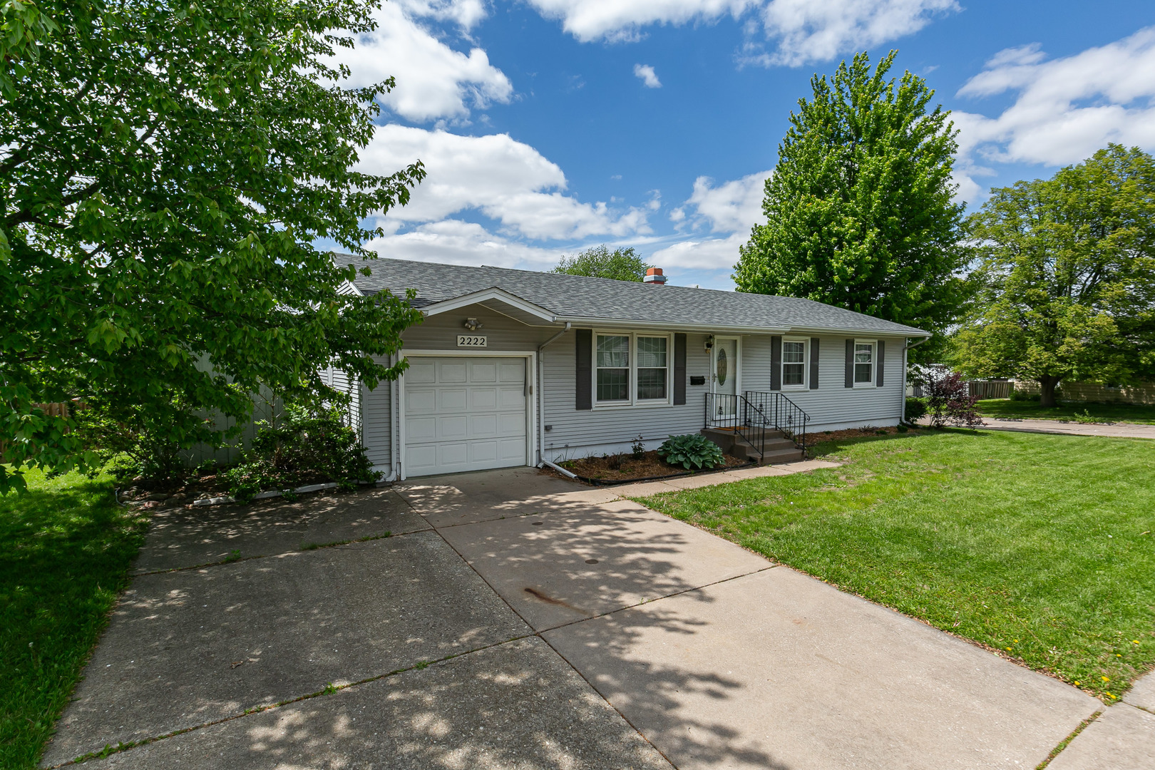 2222 Hillandale Road Davenport, IA 52804 - Photo 3 of 32