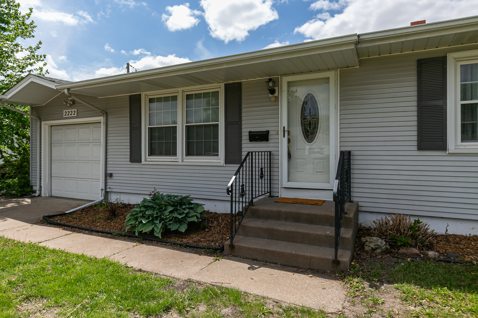 2222 Hillandale Road Davenport, IA 52804 - Photo 4 of 32