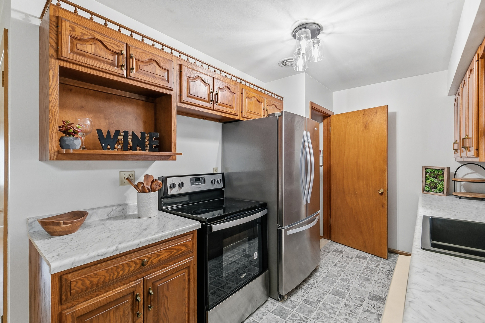2222 Hillandale Road Davenport, IA 52804 - Photo 5 of 32