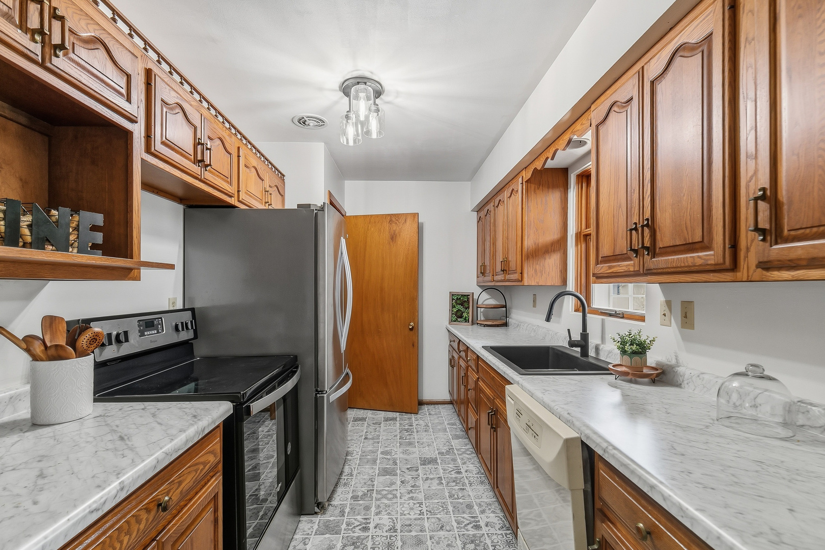 2222 Hillandale Road Davenport, IA 52804 - Photo 7 of 32