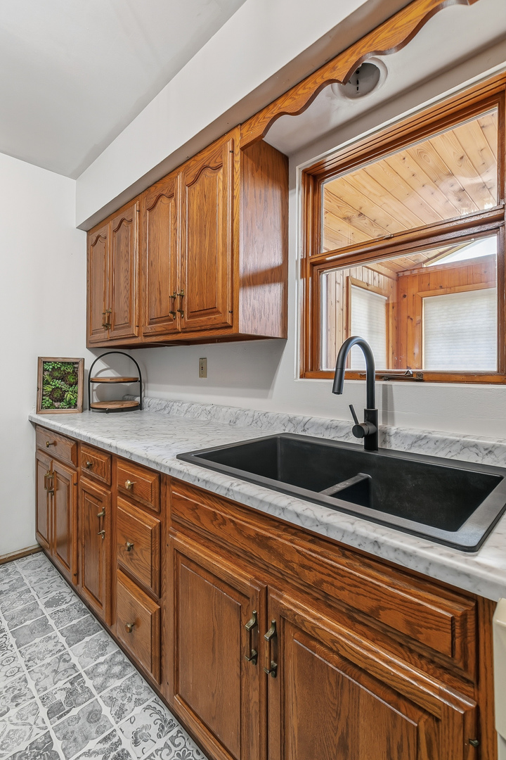 2222 Hillandale Road Davenport, IA 52804 - Photo 9 of 32