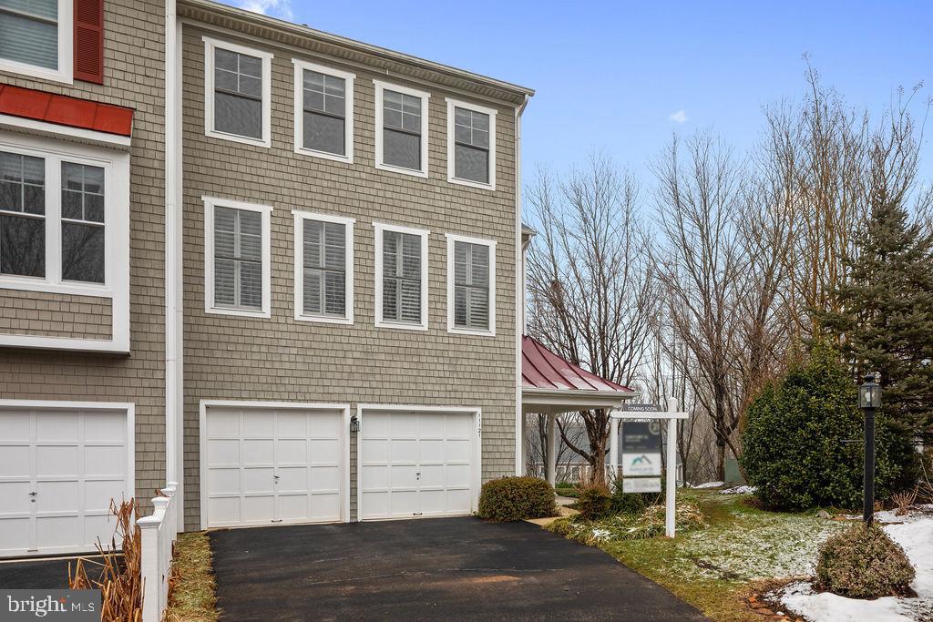 11121 Little Compton Drive Reston, VA 20191 - Photo 2 of 37 Gallery Image 2
