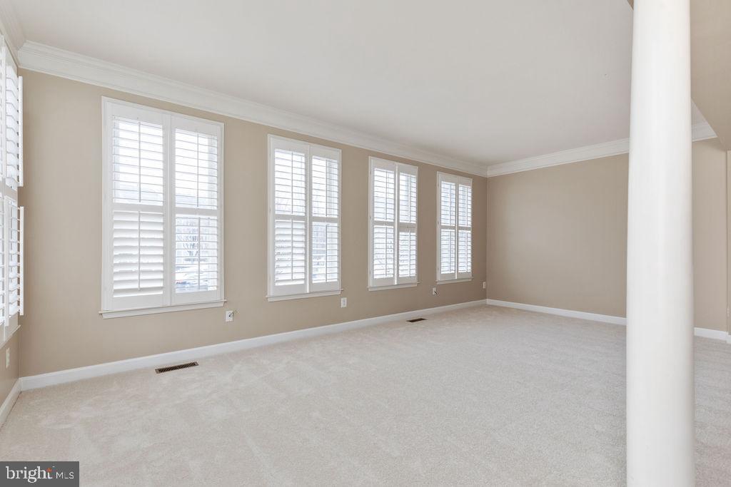 11121 Little Compton Drive Reston, VA 20191 - Photo 5 of 37 Gallery Image 5