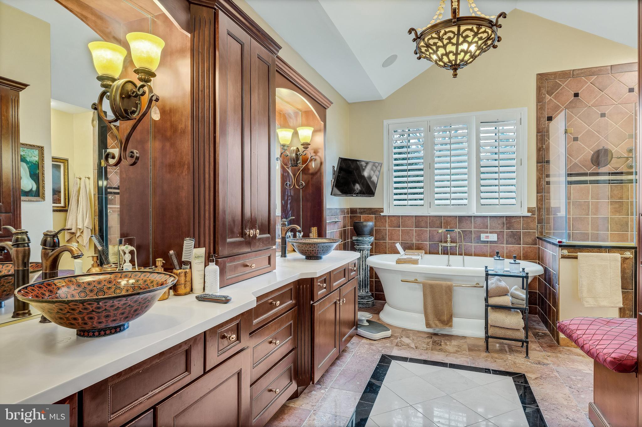 5 Shull Farm Road Erwinna, PA 18920 - Photo 14 of 33 Masterbath w/Vessel sinks Whirlpool Tub