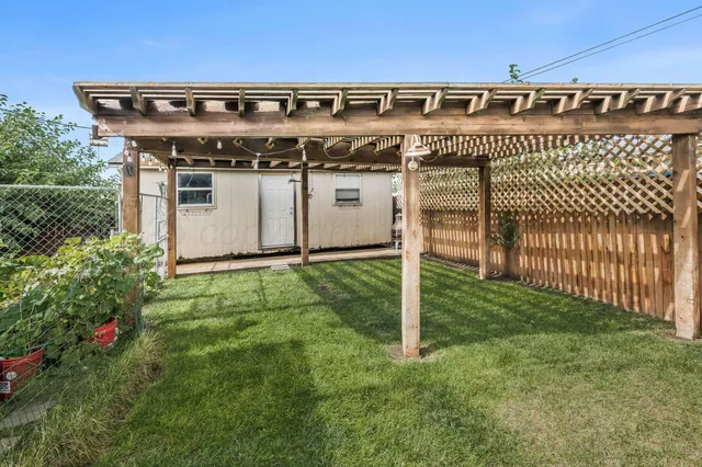 a view of a house with backyard