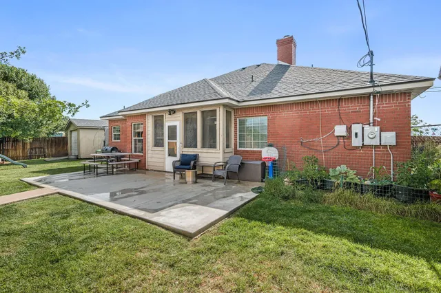 a view of a house with backyard