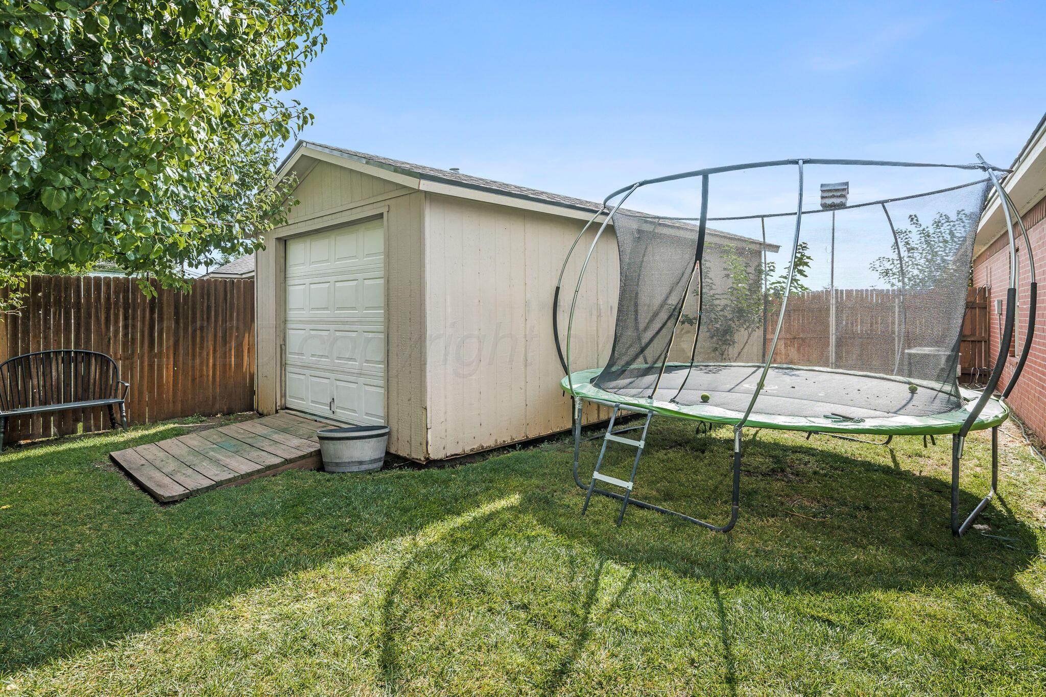 950 West Crane Road Pampa, TX 79065 - Photo 25 of 25 a backyard of a house with table and chairs