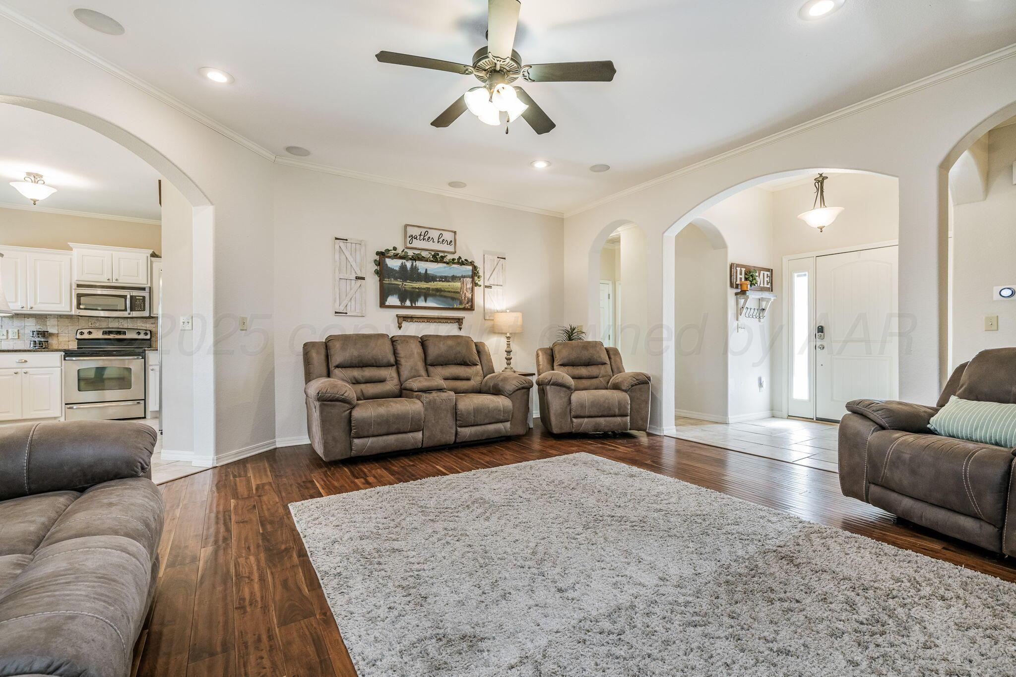 950 West Crane Road Pampa, TX 79065 - Photo 5 of 25 a living room with furniture and a couch