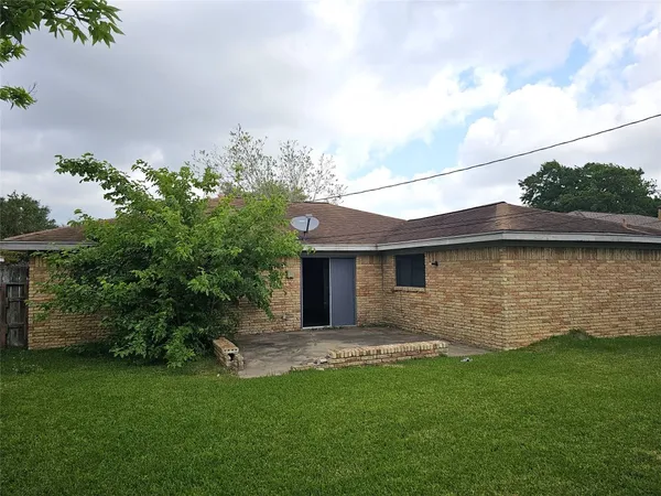 $2,100 | 2421 16th Avenue North, Texas City, TX 77590
