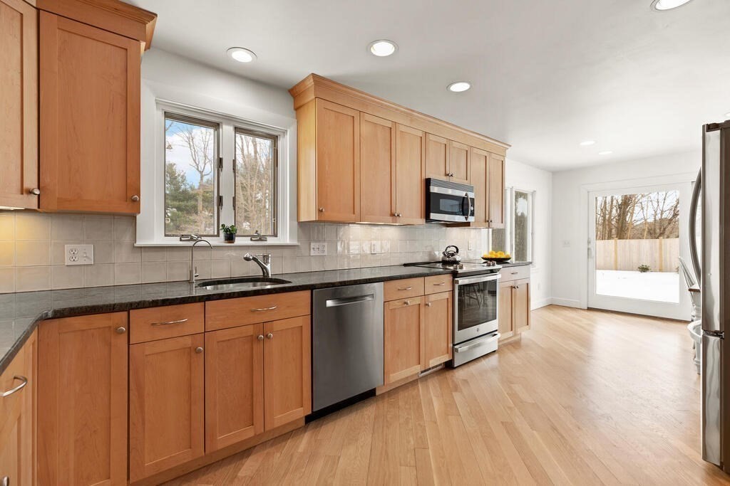 21 Brooks Road Wayland, MA 01778 - Photo 5 of 24 Gallery Image 5