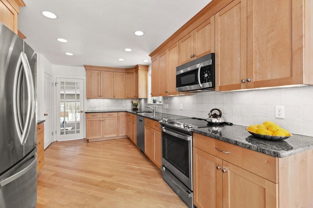 21 Brooks Road Wayland, MA 01778 - Photo 7 of 24 Gallery Image 7