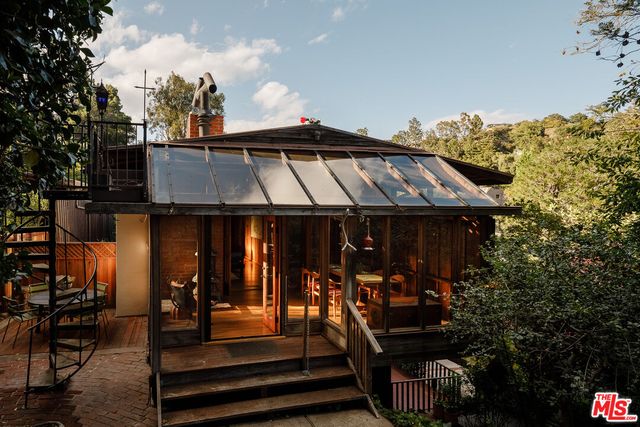 a view of a building and car parked