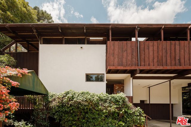 a view of a back yard