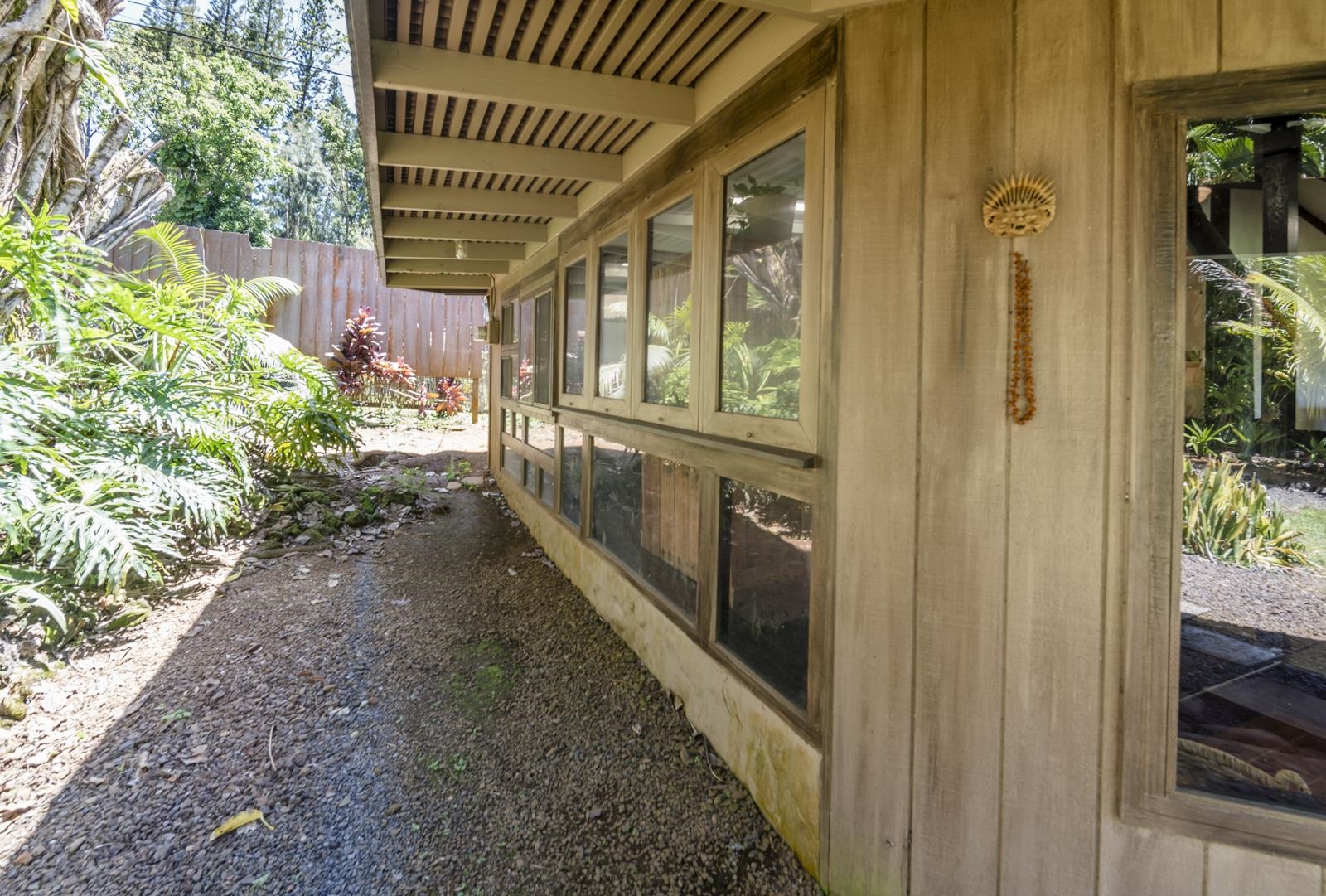 60 Lepo Place Haiku, HI 96708 - Photo 22 of 47 a view of a porch