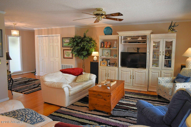 642 Dolphin Road Fripp Island, SC 29920 - Photo 4 of 27 Living Room