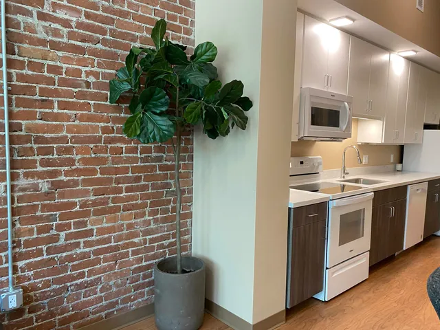 $2,071 | 83 Hanover Street, Unit 206, Manchester, NH 03101