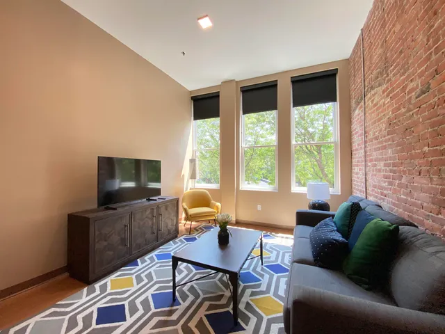 $2,071 | 83 Hanover Street, Unit 206, Manchester, NH 03101