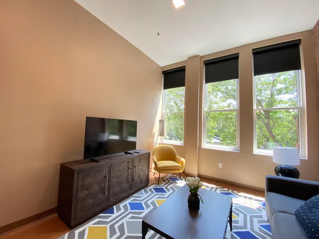 $2,071 | 83 Hanover Street, Unit 206, Manchester, NH 03101