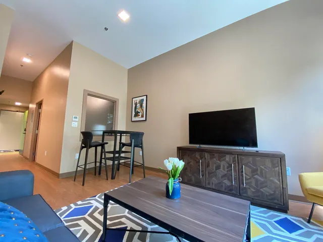 $2,071 | 83 Hanover Street, Unit 206, Manchester, NH 03101